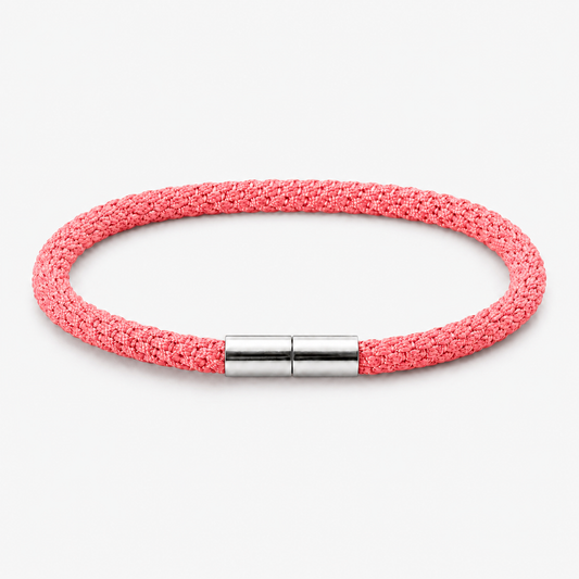 Geflochtenes Kumihimo Armband in Pink mit poliertem Edelstahlverschluss.