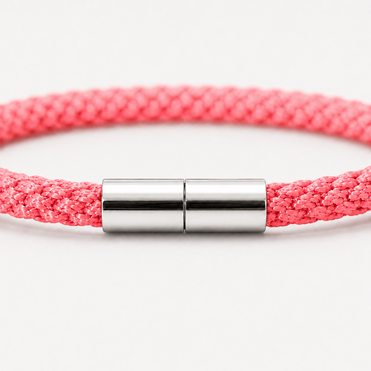 Detailansicht eines Kumihimo Armbands in Pink mit glänzendem Edelstahlverschluss.