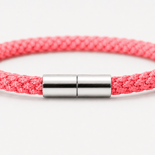 Detailansicht eines Kumihimo Armbands in Pink mit glänzendem Edelstahlverschluss.