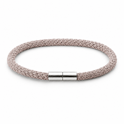 Geflochtenes Kumihimo Armband in Taupe mit poliertem Edelstahlverschluss.
