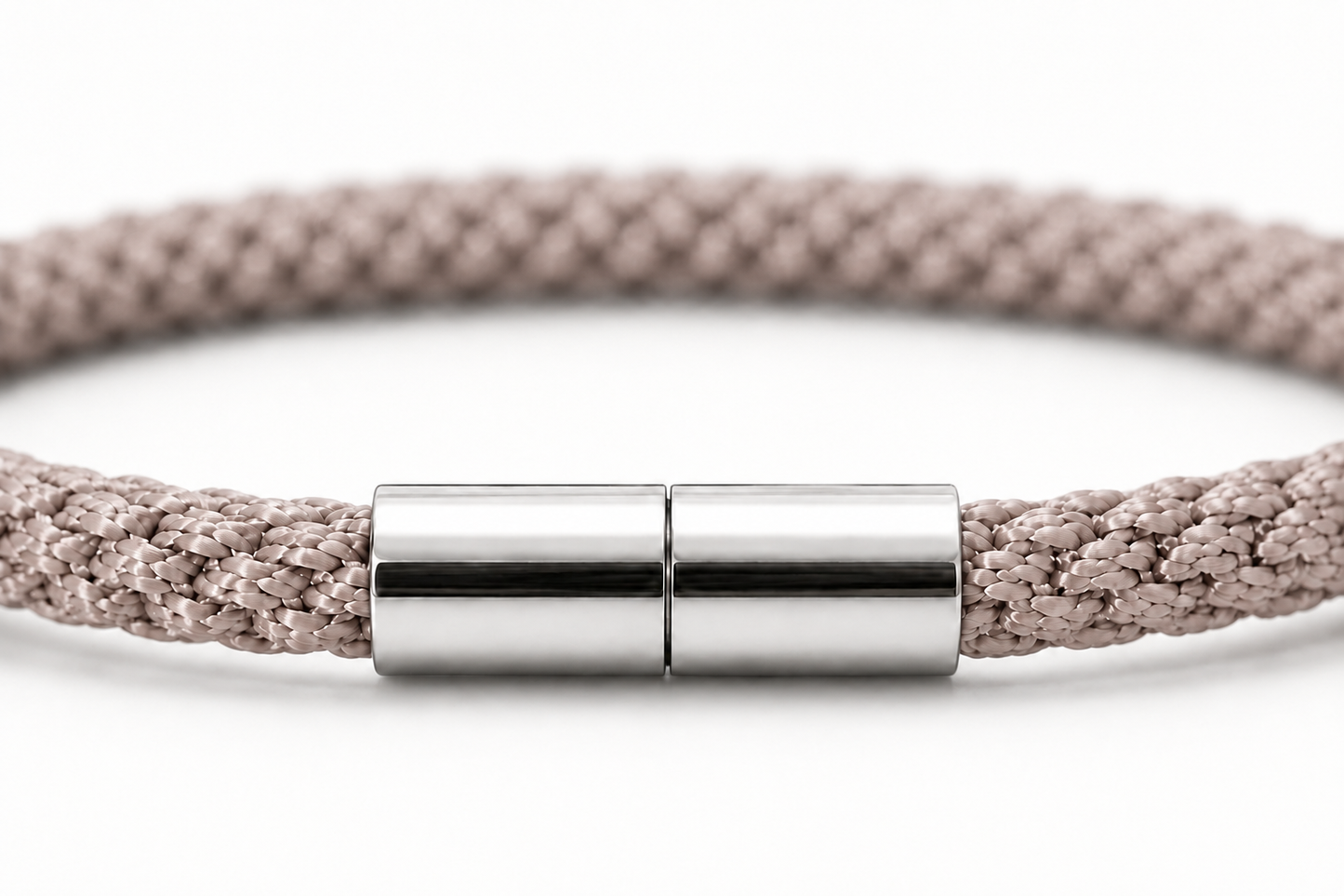 Detailansicht eines Kumihimo Armbands in Taupe mit glänzendem Edelstahlverschluss.