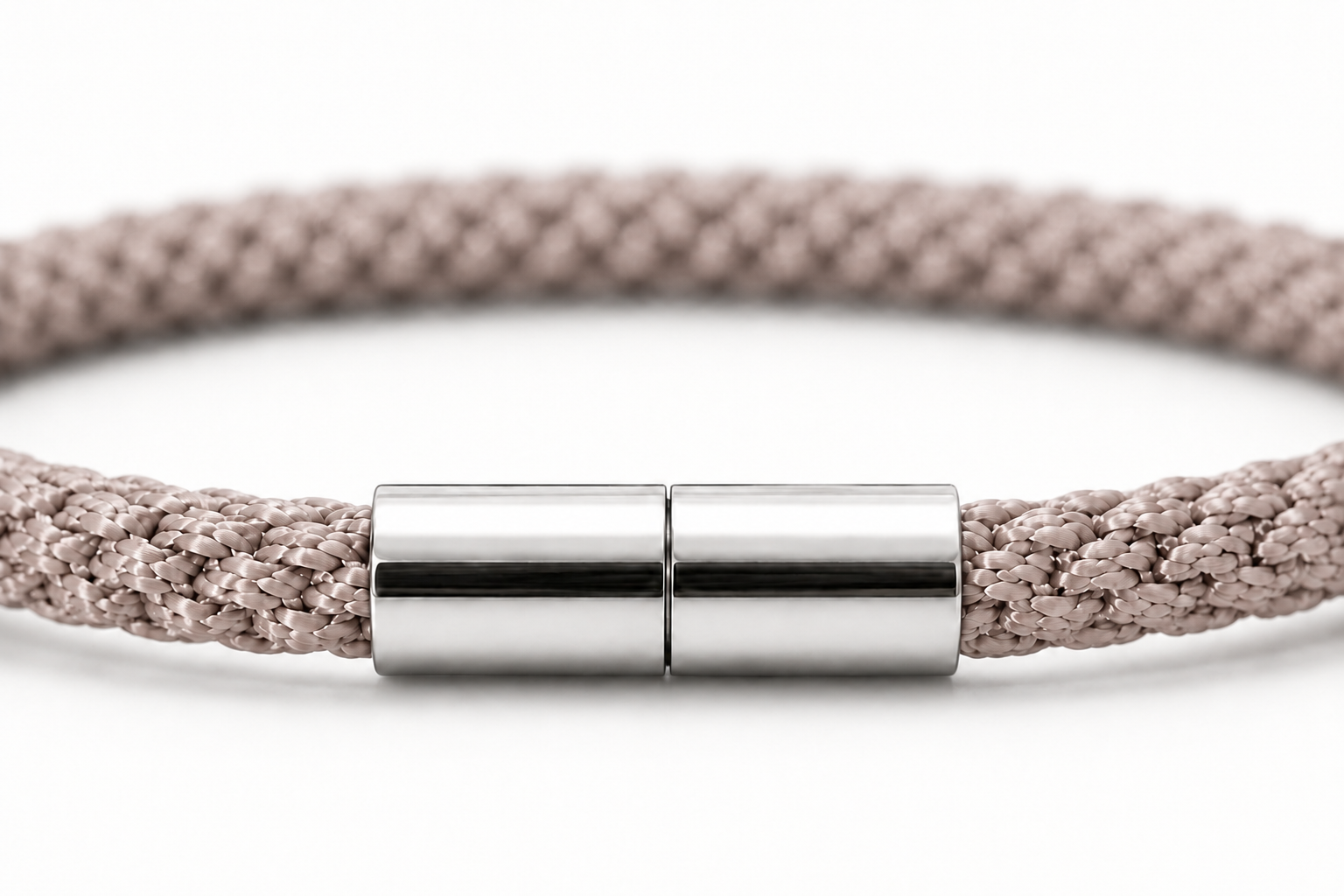 Detailansicht eines Kumihimo Armbands in Taupe mit glänzendem Edelstahlverschluss.