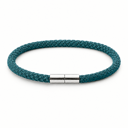 Geflochtenes Kumihimo Armband in Türkis mit poliertem Edelstahlverschluss.