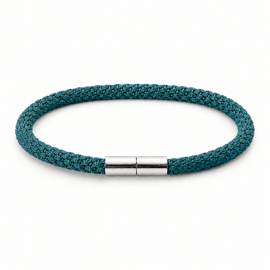 Geflochtenes Kumihimo Armband in Türkis mit poliertem Edelstahlverschluss.
