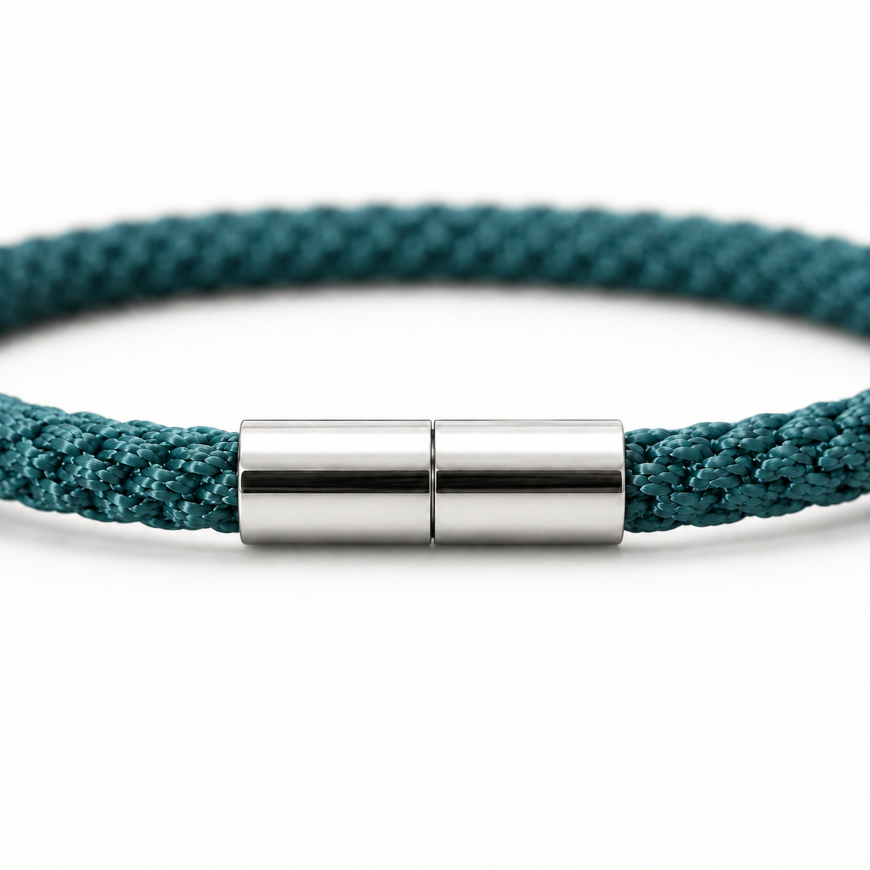 Detailansicht eines Kumihimo Armbands in Türkis mit glänzendem Edelstahlverschluss.