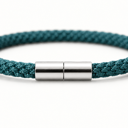 Detailansicht eines Kumihimo Armbands in Türkis mit glänzendem Edelstahlverschluss.