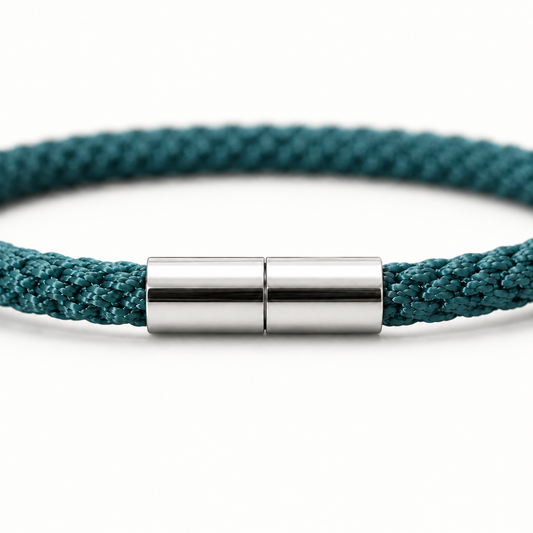 Detailansicht eines Kumihimo Armbands in Türkis mit glänzendem Edelstahlverschluss.