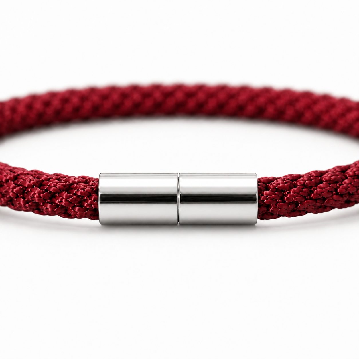 Detailansicht eines Kumihimo Armbands in Weinrot mit glänzendem Edelstahlverschluss.