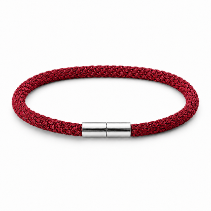 Geflochtenes Kumihimo Armband in Weinrot mit poliertem Edelstahlverschluss.