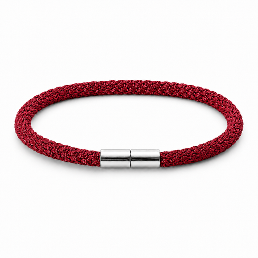 Geflochtenes Kumihimo Armband in Weinrot mit poliertem Edelstahlverschluss.