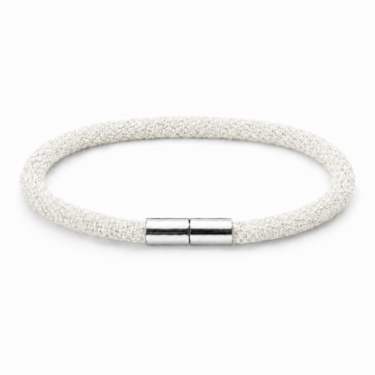 Geflochtenes Kumihimo Armband in Weiß mit poliertem Edelstahlverschluss.