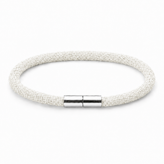Geflochtenes Kumihimo Armband in Weiß mit poliertem Edelstahlverschluss.