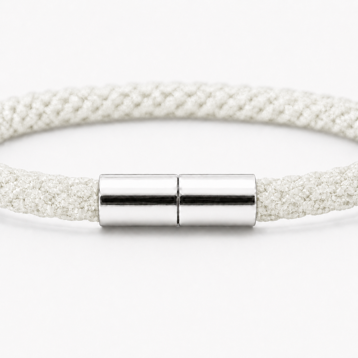 Detailansicht eines Kumihimo Armbands in weiß mit glänzendem Edelstahlverschluss.