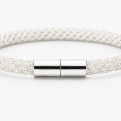 Detailansicht eines Kumihimo Armbands in weiß mit glänzendem Edelstahlverschluss.
