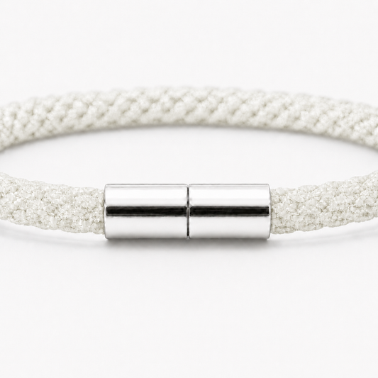 Detailansicht eines Kumihimo Armbands in weiß mit glänzendem Edelstahlverschluss.