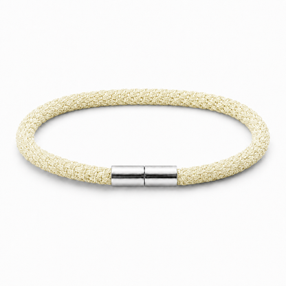 Geflochtenes Kumihimo Armband in Zitronengelb mit poliertem Edelstahlverschluss.