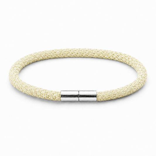 Geflochtenes Kumihimo Armband in Zitronengelb mit poliertem Edelstahlverschluss.