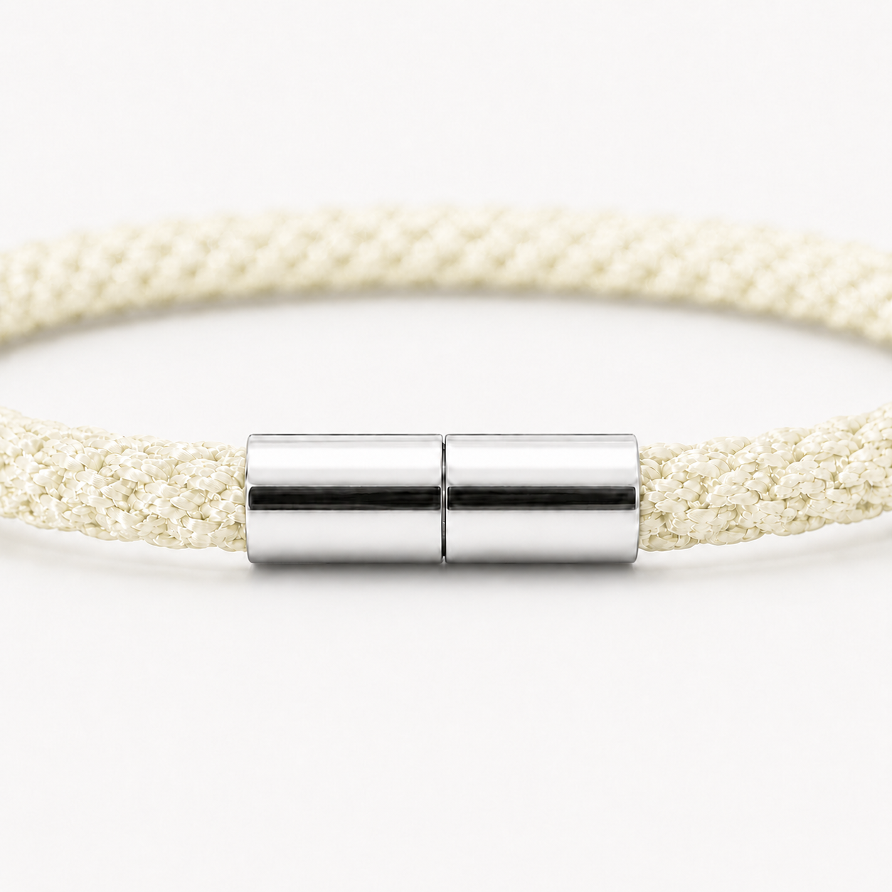 Detailansicht eines Kumihimo Armbands in Zitronengelb mit glänzendem Edelstahlverschluss.