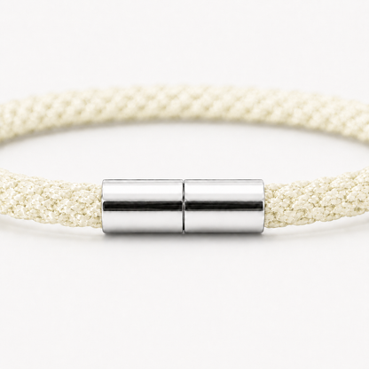 Detailansicht eines Kumihimo Armbands in Zitronengelb mit glänzendem Edelstahlverschluss.