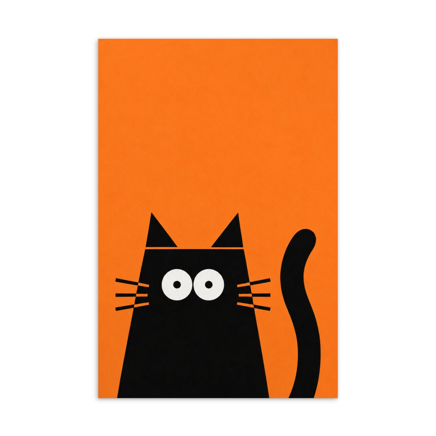 Schwarze Katze mit großen weißen Augen & geschwungenem Schwanz vor leuchtend orangefarbenem Hintergrund.