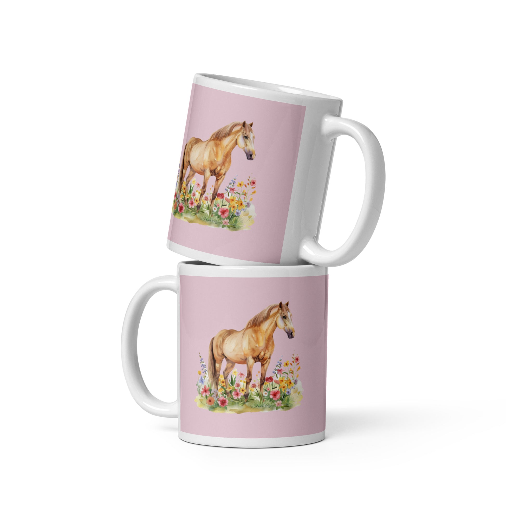 Weiße Keramiktasse mit rosa Hintergrund und Illustration eines Pferdes zwischen bunten Blumen.