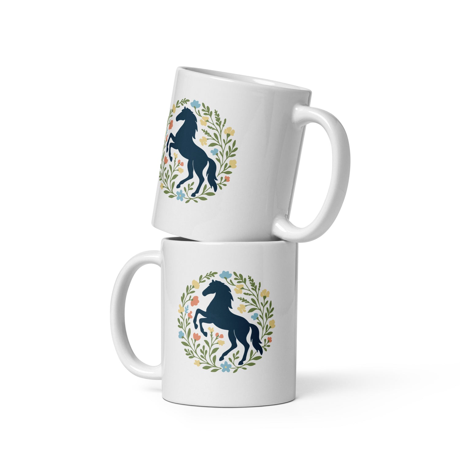Dunkelblaues, steigendes Pferd umrahmt von einem floralen Kranz in sanften Grün- und Pastelltönen auf weißer Keramik Tasse.