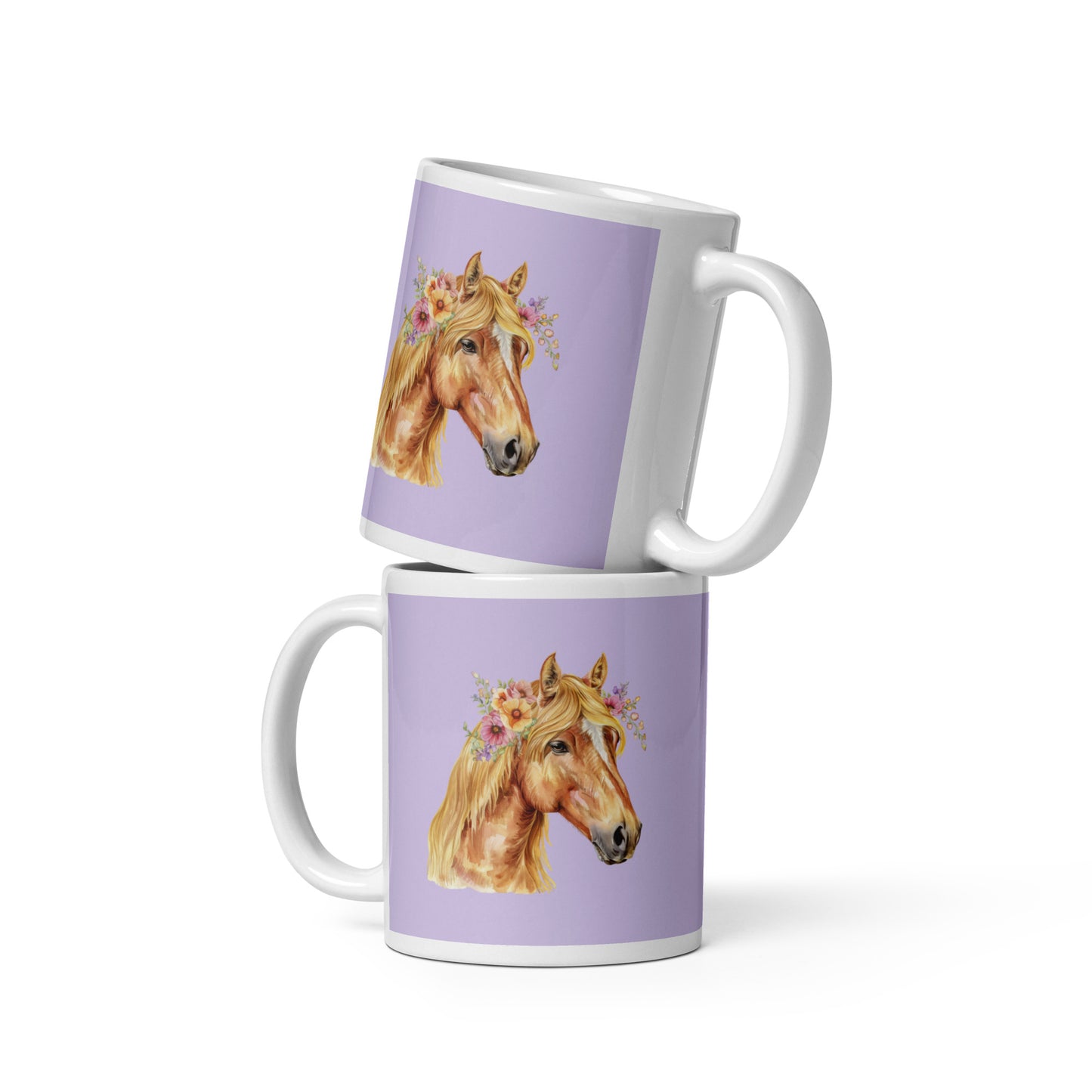 Weiße Keramiktasse mit lila Hintergrund und Illustration eines Pferdekopfes mit Blumenkranz.