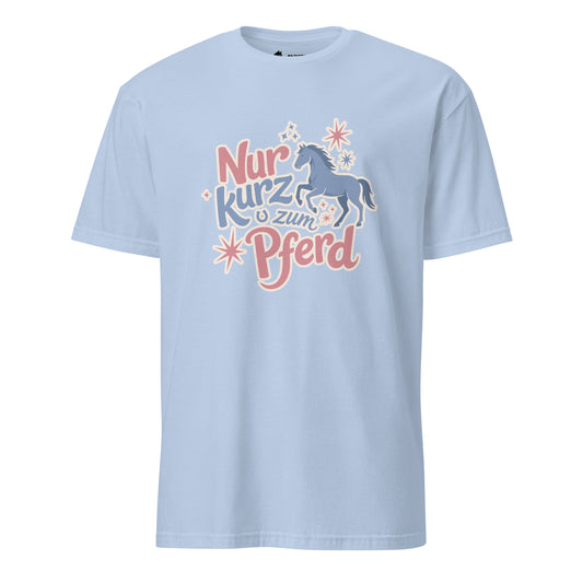 Hellblaues T-Shirt mit der Aufschrift „Nur kurz zum Pferd“ und verspieltem Pferde-Motiv in Rosa- und Blautönen.