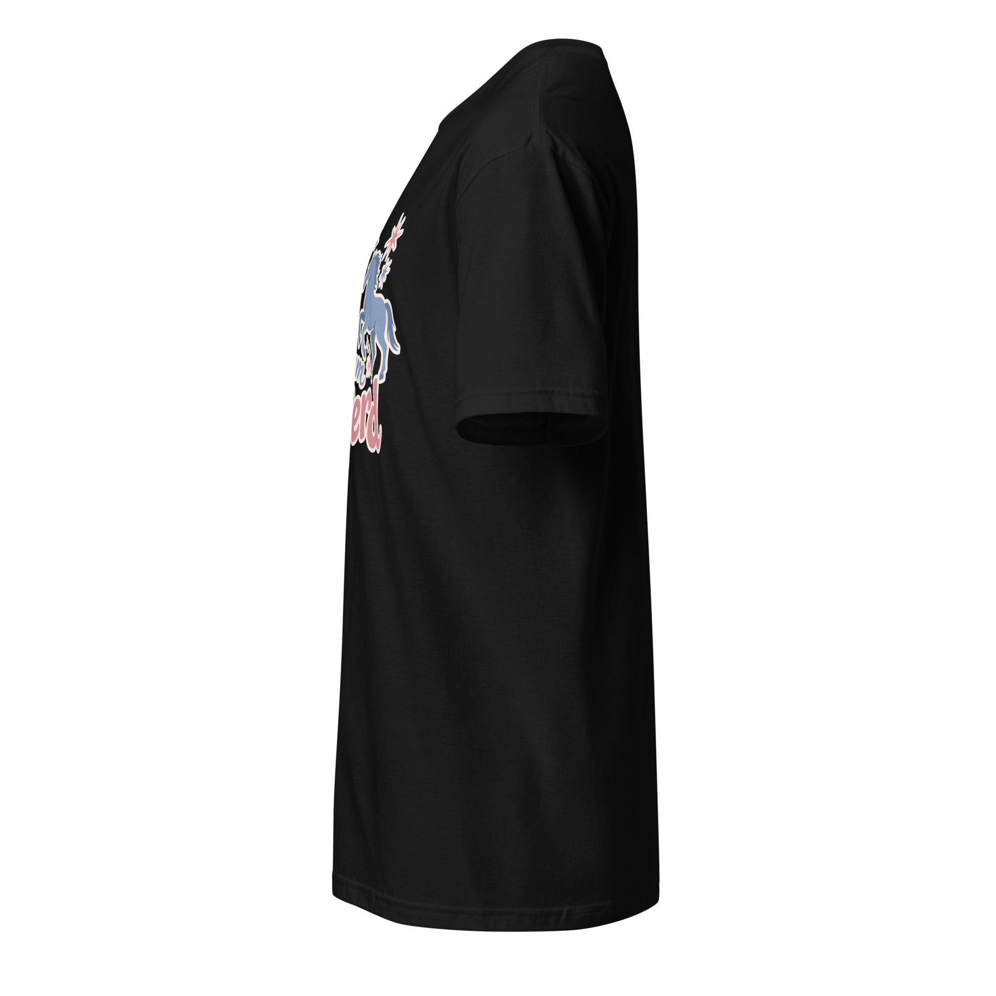 Schwarzes T-Shirt mit der Aufschrift „Nur kurz zum Pferd“ und verspieltem Pferde-Motiv in Rosa- und Blautönen.