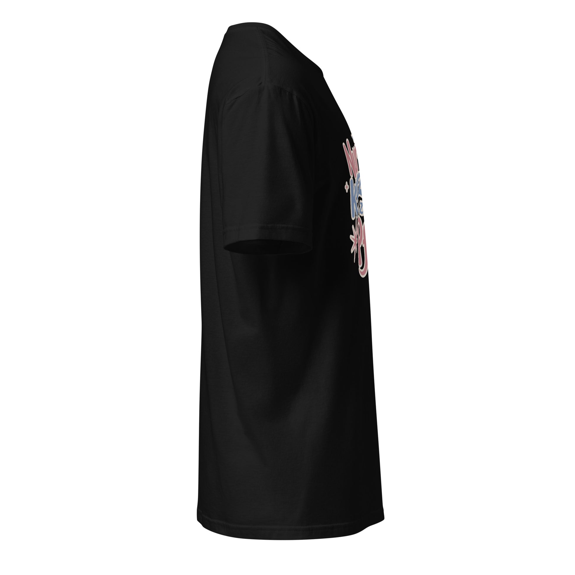 Schwarzes T-Shirt mit der Aufschrift „Nur kurz zum Pferd“ und verspieltem Pferde-Motiv in Rosa- und Blautönen.