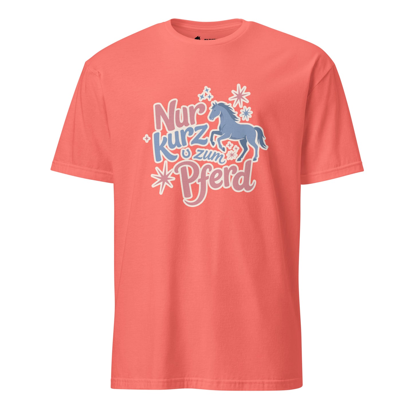 Korallenrotes T-Shirt mit der Aufschrift „Nur kurz zum Pferd“ und verspieltem Pferde-Motiv in Rosa- und Blautönen.
