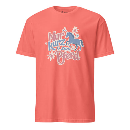 Korallenrotes T-Shirt mit der Aufschrift „Nur kurz zum Pferd“ und verspieltem Pferde-Motiv in Rosa- und Blautönen.