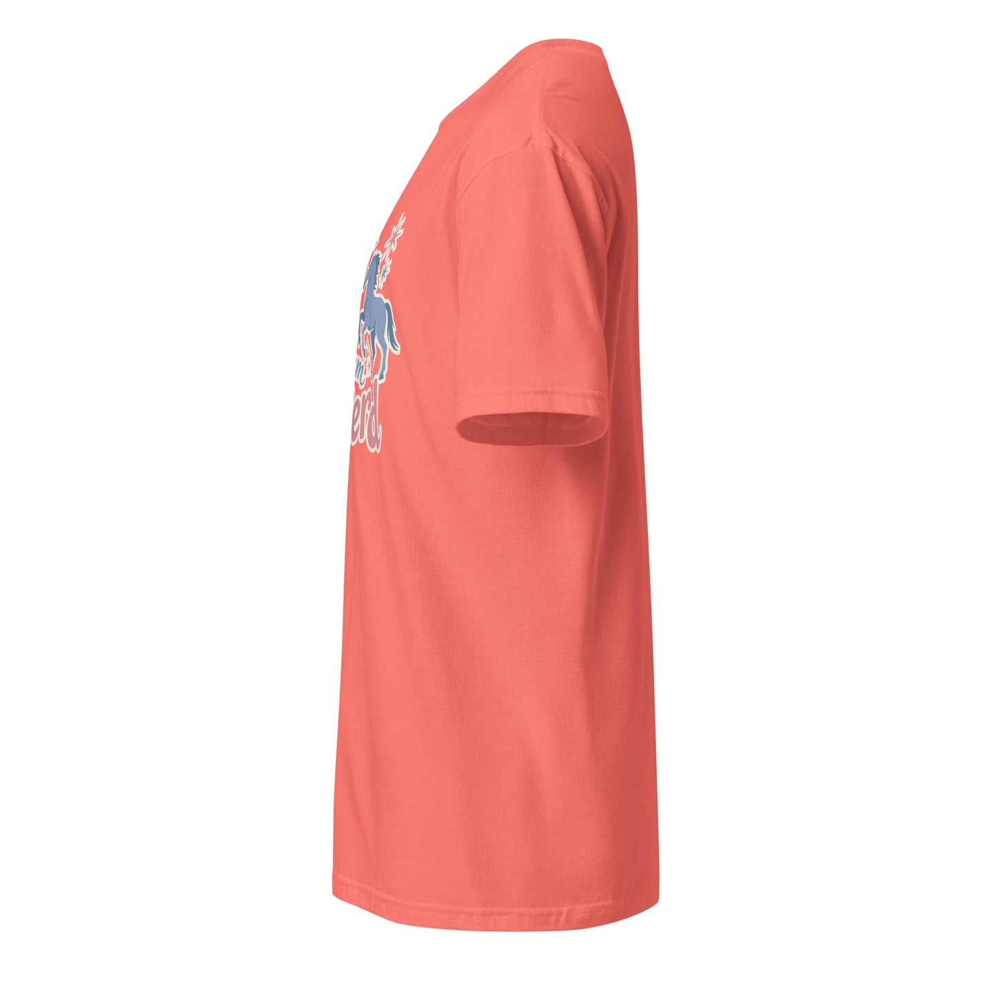 Korallenrotes T-Shirt mit der Aufschrift „Nur kurz zum Pferd“ und verspieltem Pferde-Motiv in Rosa- und Blautönen.