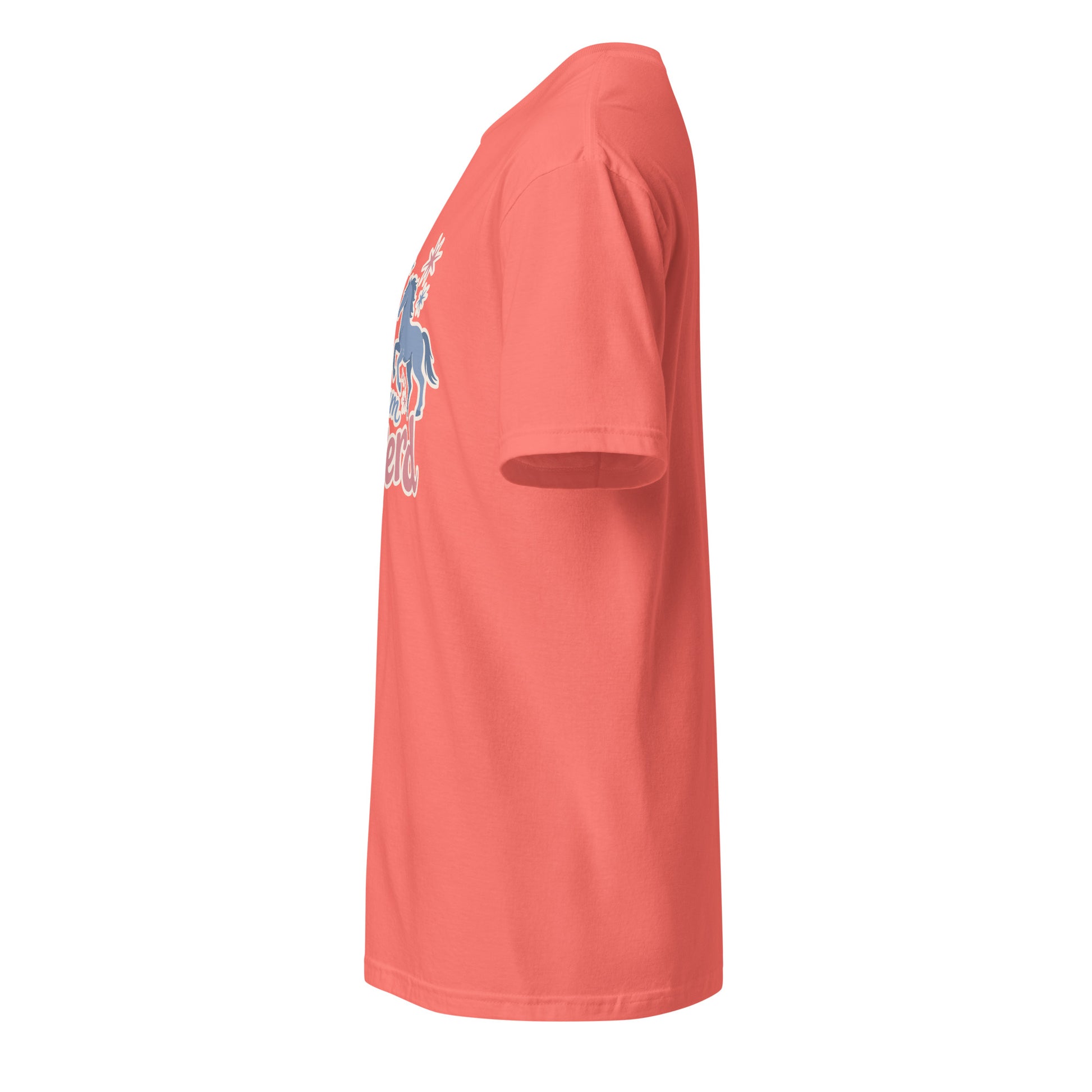 Korallenrotes T-Shirt mit der Aufschrift „Nur kurz zum Pferd“ und verspieltem Pferde-Motiv in Rosa- und Blautönen.