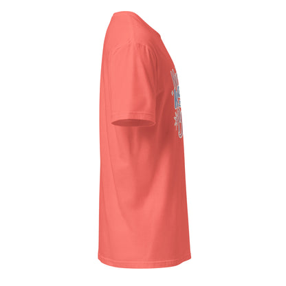 Korallenrotes T-Shirt mit der Aufschrift „Nur kurz zum Pferd“ und verspieltem Pferde-Motiv in Rosa- und Blautönen.