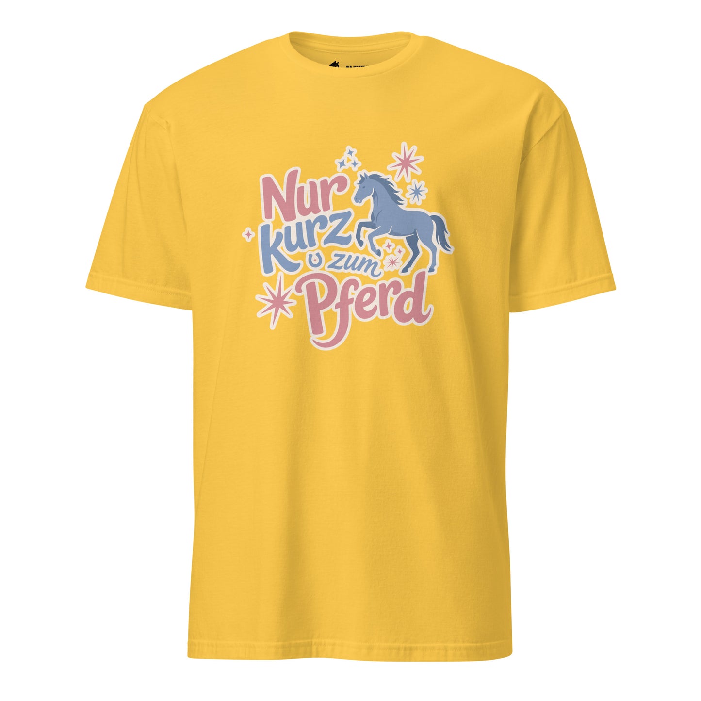 Gelbes T-Shirt mit der Aufschrift „Nur kurz zum Pferd“ und verspieltem Pferde-Motiv in Rosa- und Blautönen.