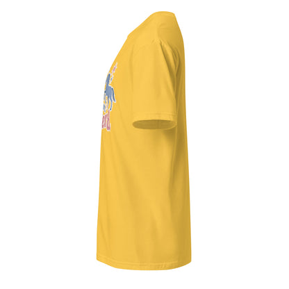 Gelbes T-Shirt mit der Aufschrift „Nur kurz zum Pferd“ und verspieltem Pferde-Motiv in Rosa- und Blautönen.