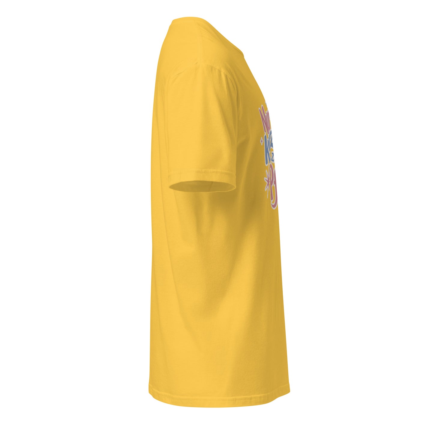Gelbes T-Shirt mit der Aufschrift „Nur kurz zum Pferd“ und verspieltem Pferde-Motiv in Rosa- und Blautönen.