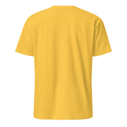 Gelbes T-Shirt mit der Aufschrift „Nur kurz zum Pferd“ und verspieltem Pferde-Motiv in Rosa- und Blautönen.
