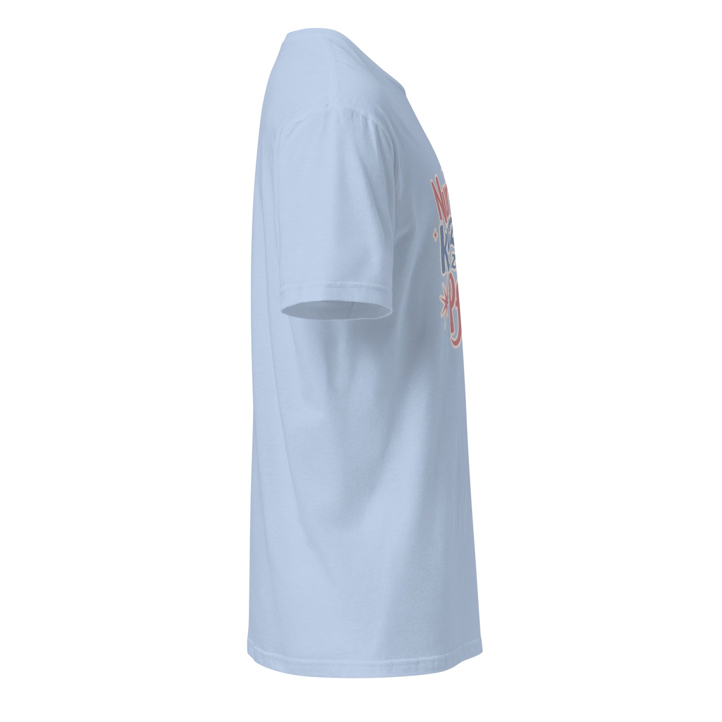 Hellblaues T-Shirt mit der Aufschrift „Nur kurz zum Pferd“ und verspieltem Pferde-Motiv in Rosa- und Blautönen.