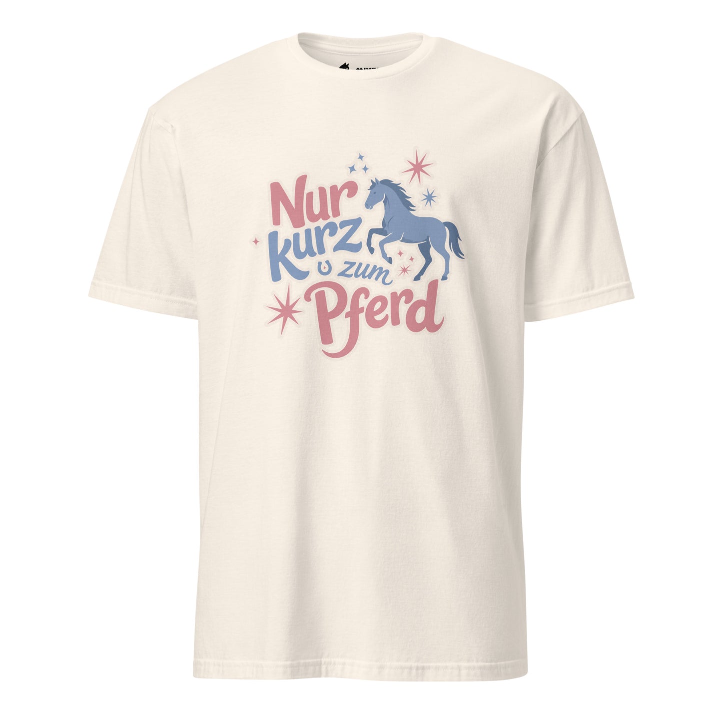 Beiges T-Shirt mit der Aufschrift „Nur kurz zum Pferd“ und verspieltem Pferde-Motiv in Rosa- und Blautönen.
