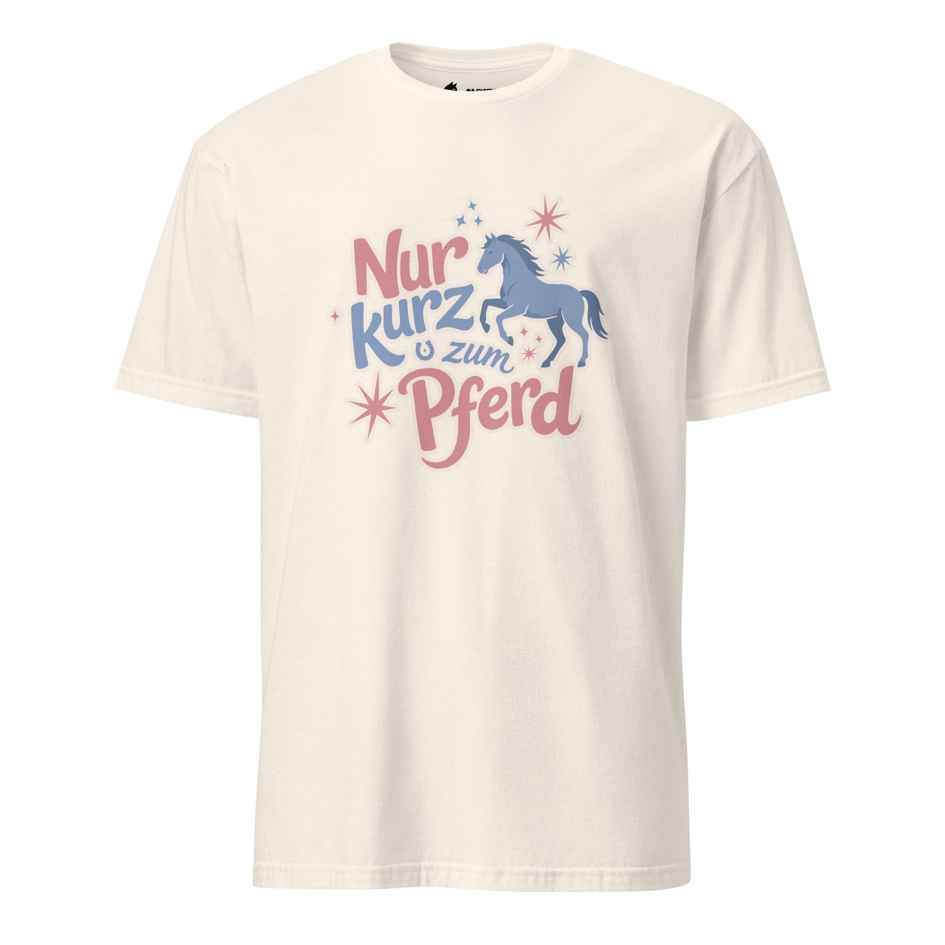 Beiges T-Shirt mit der Aufschrift „Nur kurz zum Pferd“ und verspieltem Pferde-Motiv in Rosa- und Blautönen.