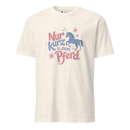 Beiges T-Shirt mit der Aufschrift „Nur kurz zum Pferd“ und verspieltem Pferde-Motiv in Rosa- und Blautönen.
