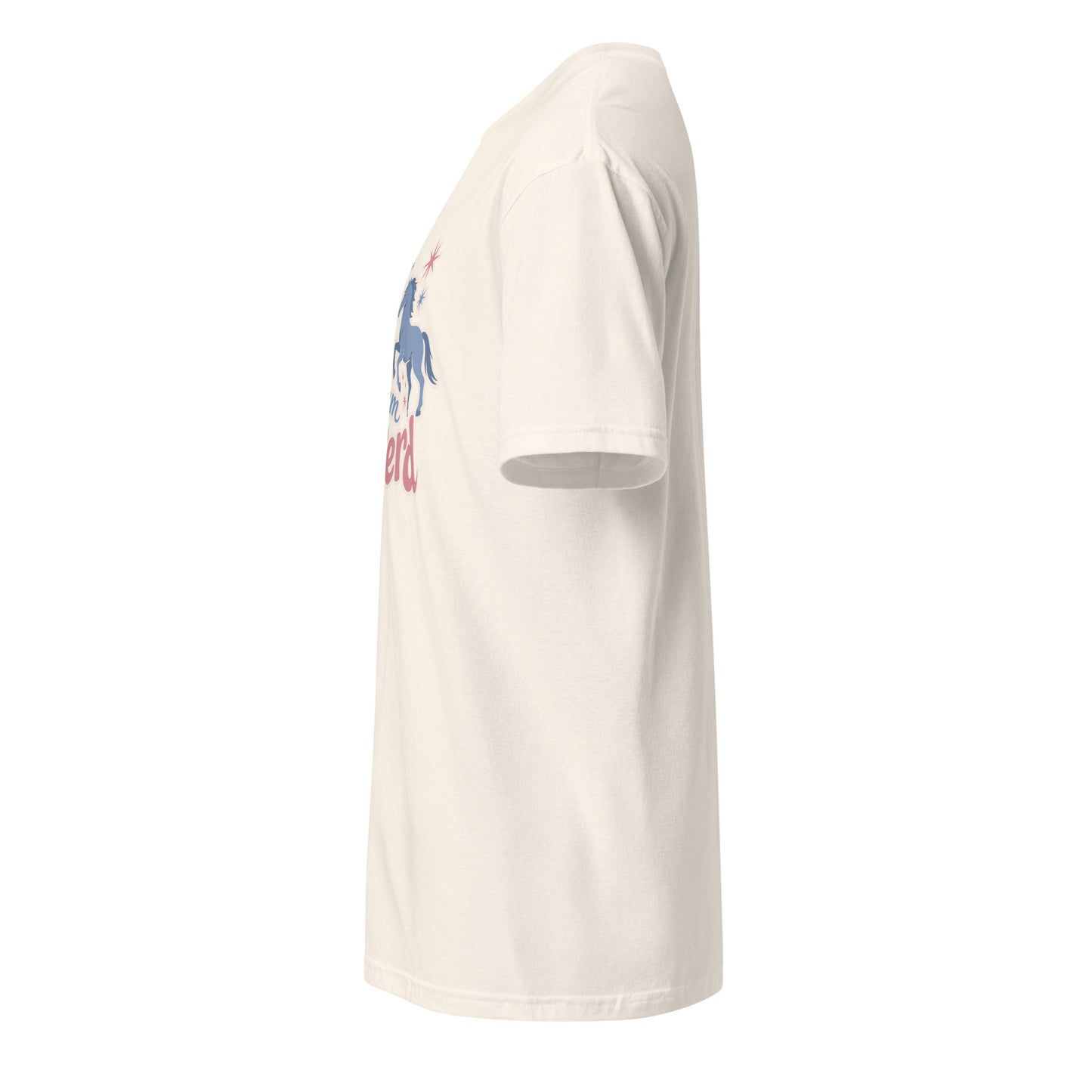Beiges T-Shirt mit der Aufschrift „Nur kurz zum Pferd“ und verspieltem Pferde-Motiv in Rosa- und Blautönen.