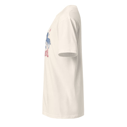 Beiges T-Shirt mit der Aufschrift „Nur kurz zum Pferd“ und verspieltem Pferde-Motiv in Rosa- und Blautönen.