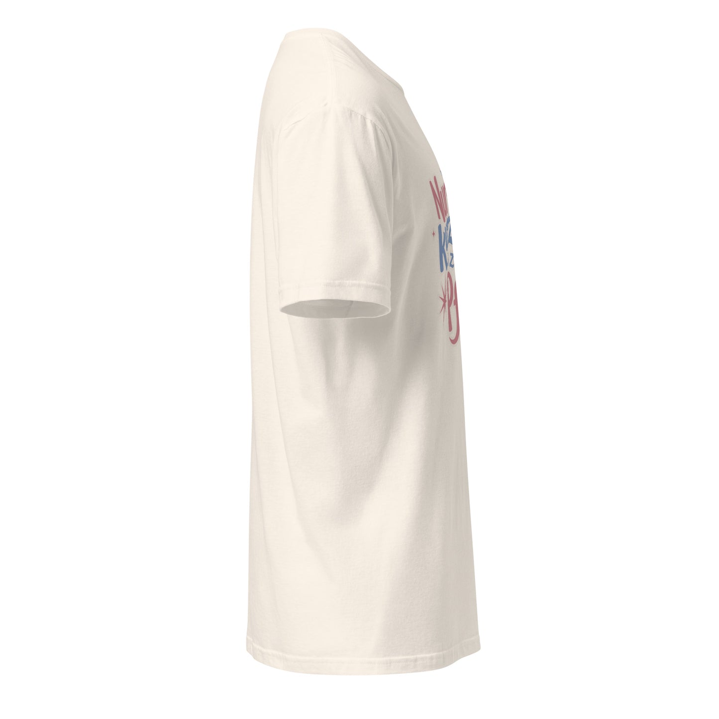 Beiges T-Shirt mit der Aufschrift „Nur kurz zum Pferd“ und verspieltem Pferde-Motiv in Rosa- und Blautönen.