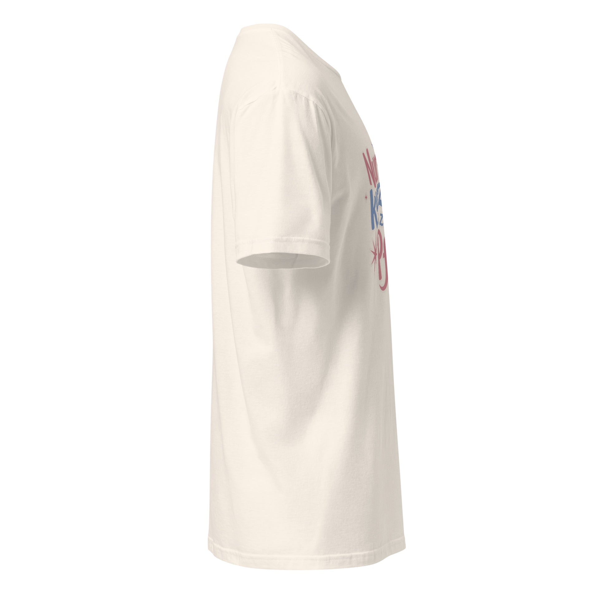 Beiges T-Shirt mit der Aufschrift „Nur kurz zum Pferd“ und verspieltem Pferde-Motiv in Rosa- und Blautönen.