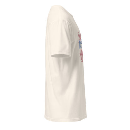 Beiges T-Shirt mit der Aufschrift „Nur kurz zum Pferd“ und verspieltem Pferde-Motiv in Rosa- und Blautönen.