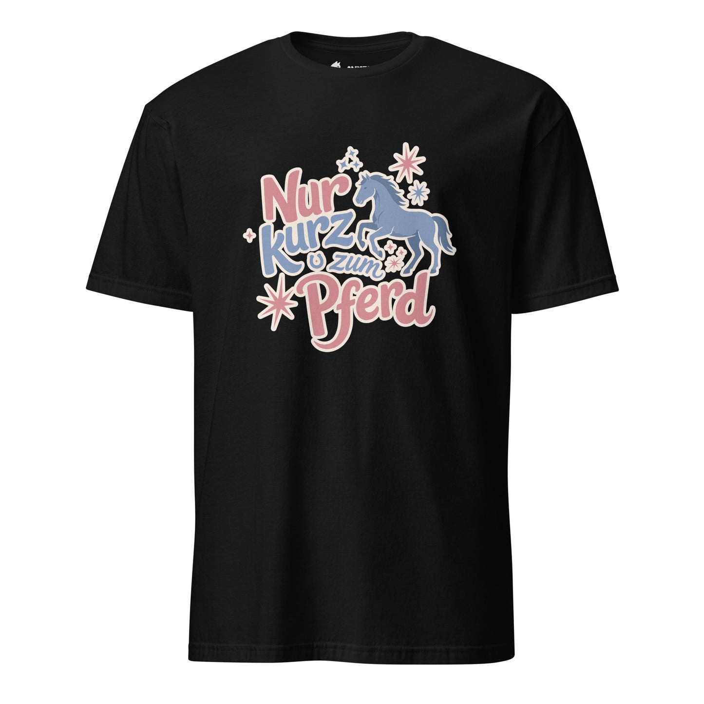 Schwarzes T-Shirt mit der Aufschrift „Nur kurz zum Pferd“ und verspieltem Pferde-Motiv in Rosa- und Blautönen.