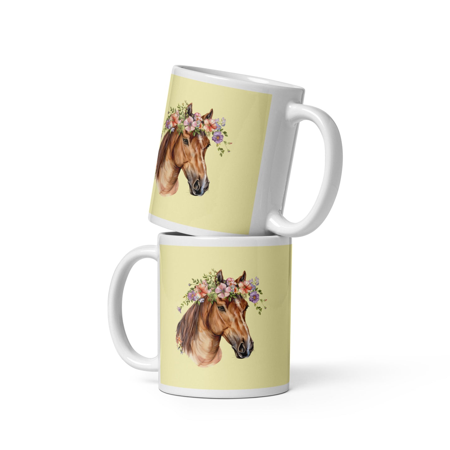 Weiße Keramiktasse mit gelbem Hintergrund und Illustration eines Pferdekopfes mit Blumenkranz.